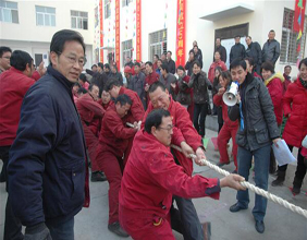 公司组织的拔河比赛